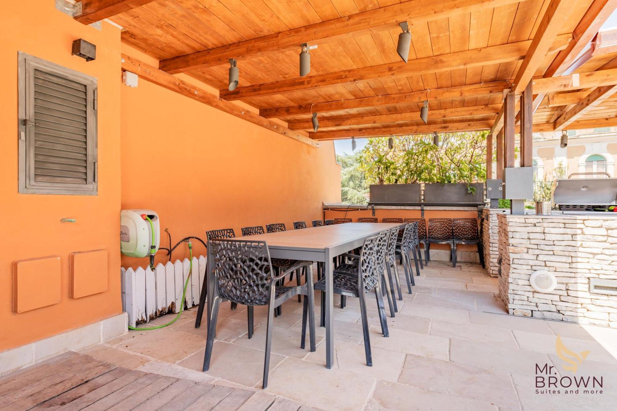 Mrbrown Luxury Terrace With Pool Apartment